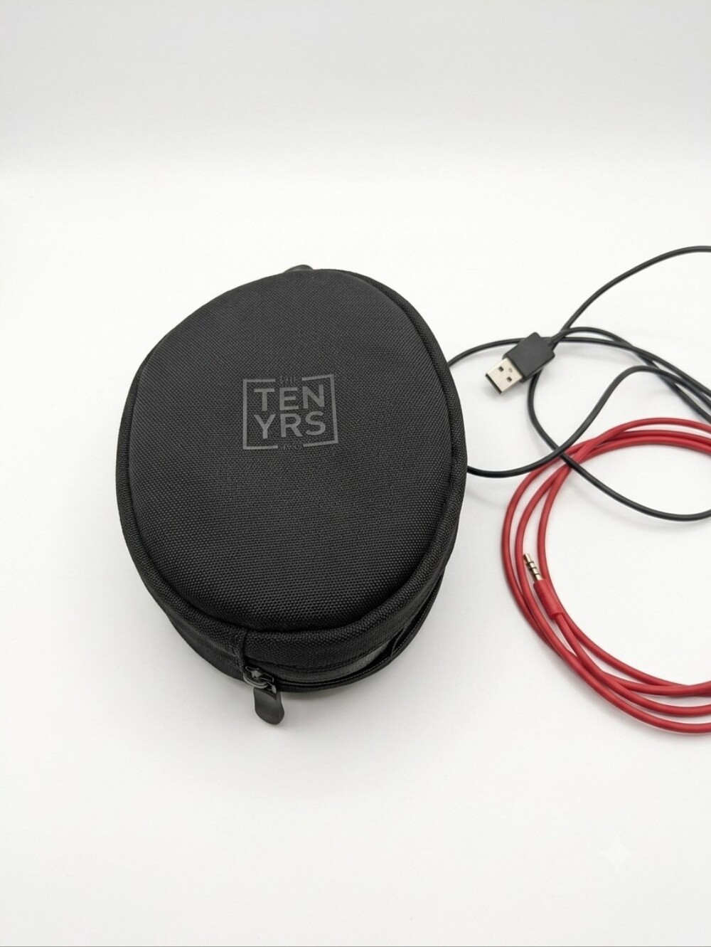 Official Beats by Dre 10th Anniversary Case & Original Cable Bundle